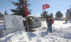 Karla kaplanan şehitlikte temizlik yaptılar