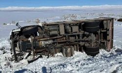 Kars'ta kamyon şarampole devrildi: 1 yaralı