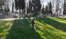 Kartepe'de bayram öncesi mezarlıklarda temizlik çalışması