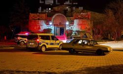 Kavgayı ayırmaya çalışan gece kulübü çalışan bıçaklandı