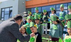 Kaymakam Pelvan öğrencilerle fidan dikti