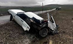 Kazada ikiye bölünen otomobil sürücüsü yaralandı