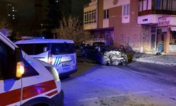 Kazada savrulan otomobil duvarı yıktı