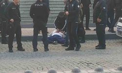 Kendisine istismarda bulunduğunu iddia ettiği şahsı adliye önünde kalbinden bıçakladı