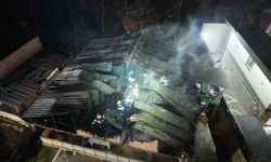 Kocaeli'de 2 katlı evin çatısı alevlere teslim oldu