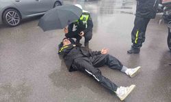 Komiserden örnek davranış, yaralı kuryenin başından ayrılmadı