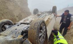 Kontrolden çıkan otomobil DESKİ tarafından açılan çukura yuvarlandı; 1 yaralı