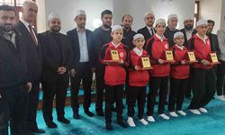 Küçük hafızlar plaket ile ödüllendirildiler