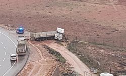 Kurtalan'da kontrolden çıkan kamyon yol kenarına savruldu