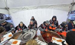 Kütahya AFAD gönüllülerinden iftar çadırında yemek dağıtımı
