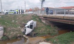 Kütahya'da otomobille çarpışan araç dereye uçtu: 3 yaralı