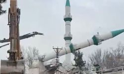 Malatya'da depremde hasar gören cami kontrollü şekilde yıkıldı