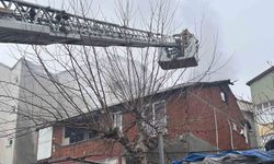 Maltepe'de korkutan çatı yangını: 2 kişi tahliye edildi