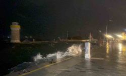 Marmaris'te şiddetli fırtına etkili oluyor