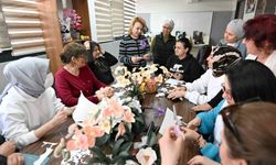 Mersin'de kadınlar yapay çiçek kursuyla üretip kazanıyor