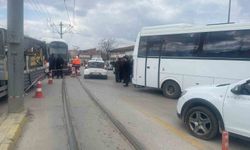 Minibüsle çarpışan tramvay raydan çıktı