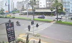 Motokurye kız çocuğuna çarptı, o anlar güvenlik kamerasında