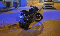 Motosiklet, servis aracı ile çarpıştı: 2 yaralı