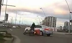 Motosikletin otomobille çarpışma anı kamerada
