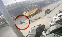 Motosikletli genç, tırın altına girmekten son anda kurtuldu