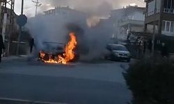 Niğde'de park halindeki otomobil alev alev yandı