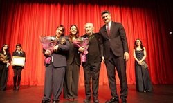 Ödülünü Müjdat Gezen'den alan Binnur Kaya gözyaşını tutamadı: 'Rüyada gibiyim'