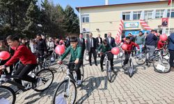 Öğrenciler hediyelerini protokol üyelerinden aldı