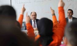 Öğrencilere kendi hikayesini anlattı