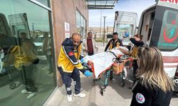 Önce boşanma aşamasında olduğu eşini, sonra kendisini bıçakladı