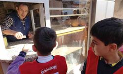 Osmaniye'de minik öğrencilerden askıda ekmek kampanyasına destek