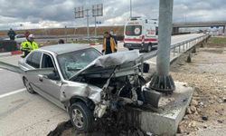 Otomobil demir bariyere ok gibi saplandı: Karı koca ölümden döndü