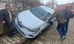 Otomobil duvara çarptı: 2 yaralı