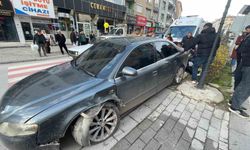 Otomobil refüjdeki dubalara çarptı: 1 yaralı