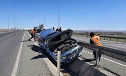 Otomobil refüje çarptı, araçta sıkışan sürücüyü itfaiye kurtardı