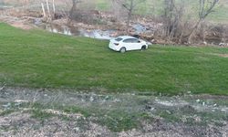 Otomobil tarlaya yuvarlandı: 2 yaralı