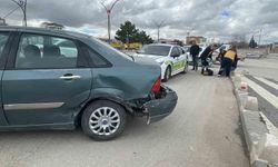Otomobillerin çarpıştığı an kameraya yansıdı: 1 yaralı