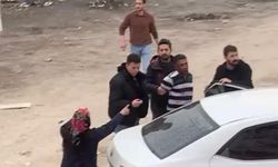 Sakarya'da hareketli dakikalar: Firariyi vermemek için polise direndiler