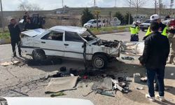 Şanlıurfa'da karşı şeride geçen otomobil ters döndü: 1'i ağır 3 yaralı