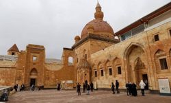 Selçuklu izleriyle yükselen İshak Paşa Sarayı ihtişamıyla göz kamaştırıyor