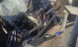 Sivas'ta ticari araç bariyere çarptı: 1 yaralı