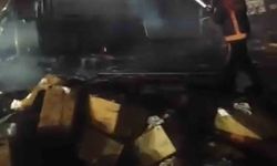 Siverek'te peçete yüklü tır alevlere teslim oldu