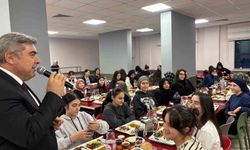 Sünnetci, iftar programında öğretmen ve öğrenciler ile bir araya geldi