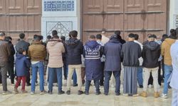 Suriye'de camileri dolduran Müslümanlar bayram namazını kıldı