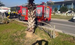 Taksi bariyerlere çarpıp takla attı: 2 yaralı