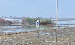 Taşkın sularında yan mahsur kalan tır sürücüsünü itfaiye ekipleri kurtardı