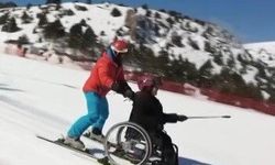 Tekerlekli sandalyeyle kayak yaparak hayalini gerçekleştirdi