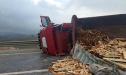 Tır devrildi: Bursa yolu ulaşıma kapandı