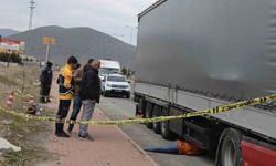 Tırın altında ölü bulundu