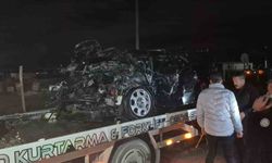 Trafik kazasında tırın altına aldığı otomobil, oto kurtarma aracının üzerinde alev aldı