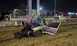 Tramvay yolundaki direğe çarpan otomobil kağıt gibi büküldü: 1 yaralı